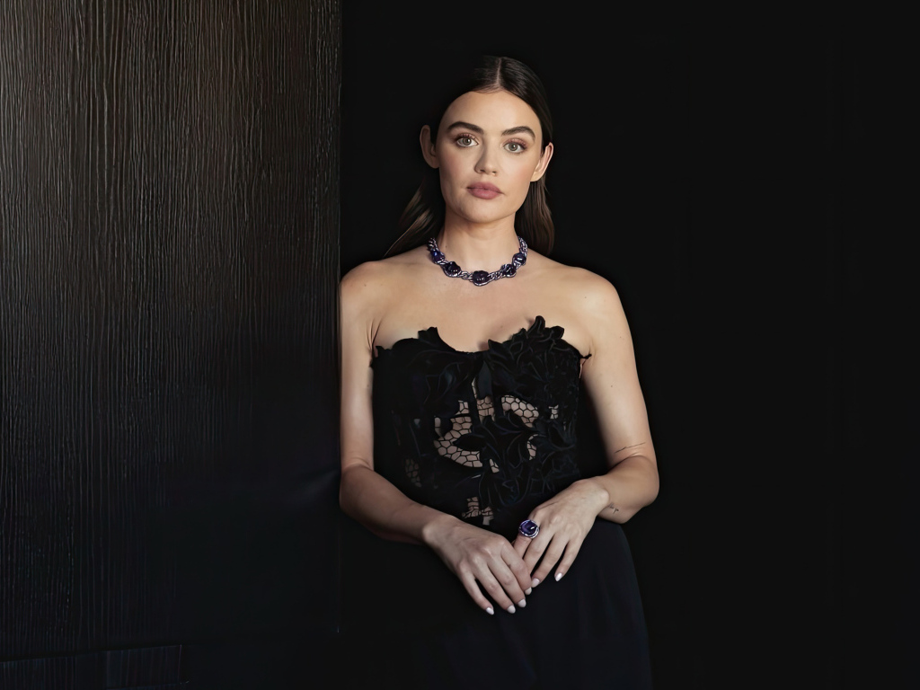 Молодая актриса Люси Хейл в черном платье у стены