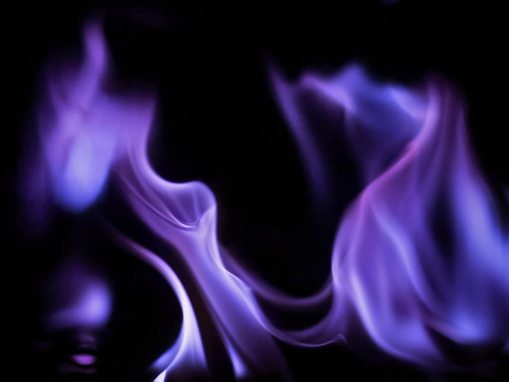 Фиолетовое пламя огня на черном фоне