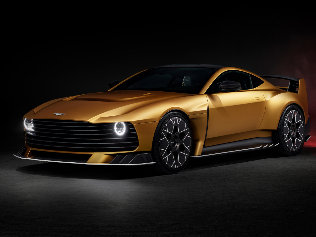 Вид спереди на золотистый автомобиль Aston Martin Valiant 2024 года