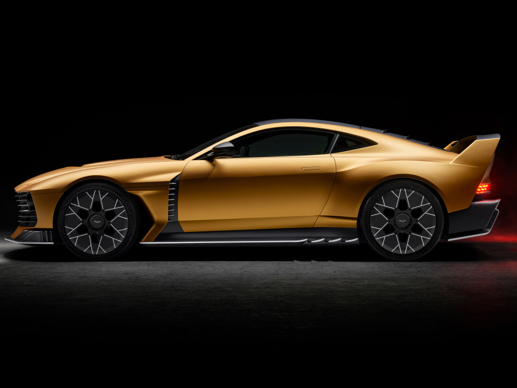 Вид сбоку на золотистый спортивный автомобиль Aston Martin Valiant 2024 года