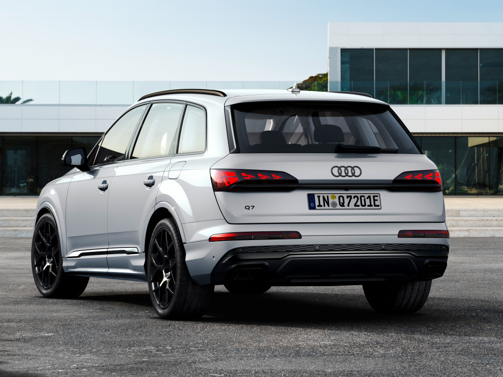Вид сзади на автомобиль Audi Q7 55 TFSI E Quattro 2024 года