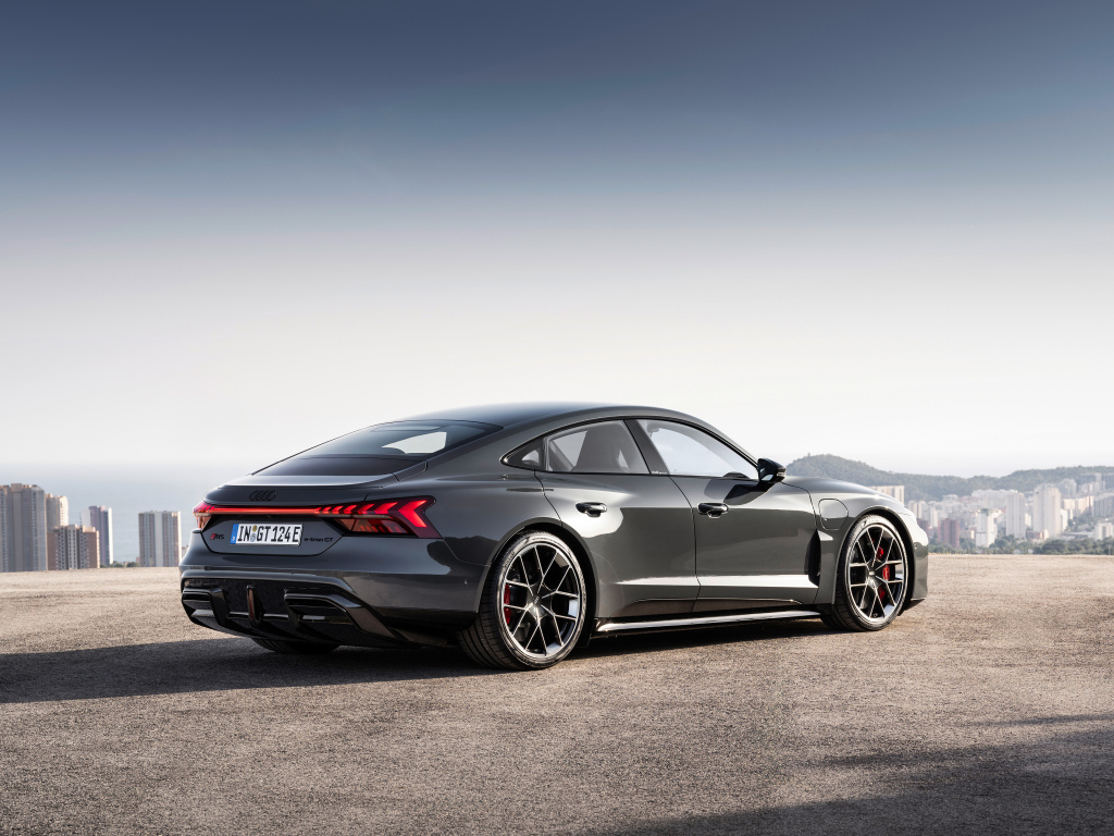 Автомобиль Audi RS e-tron GT 2024 года вид сзади