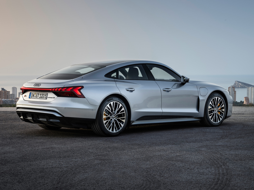 Вид сзади на автомобиль Audi S e-tron GT 2024 года