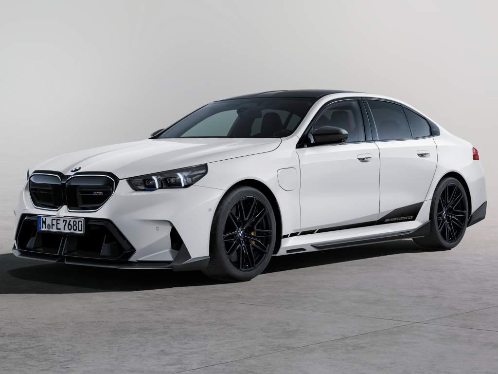 Белый автомобиль BMW M5 M  вид спереди