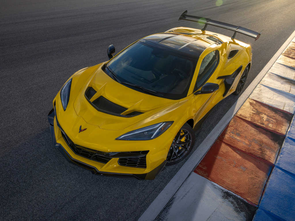 Желтый спортивный автомобиль Chevrolet Corvette ZR1 Coupe ZTK Package 2025 года