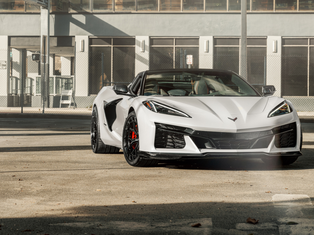 Белый спортивный автомобиль Chevrolet Corvette Z06