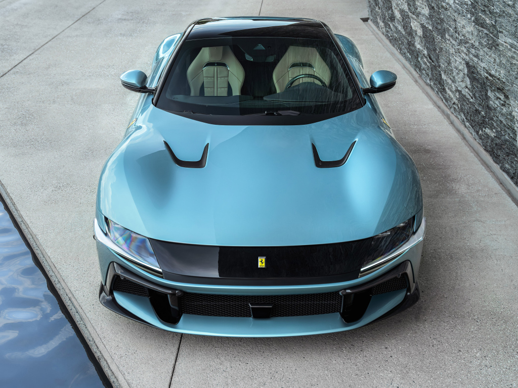 Голубой автомобиль Ferrari 12Cilindri 2024 года вид спереди