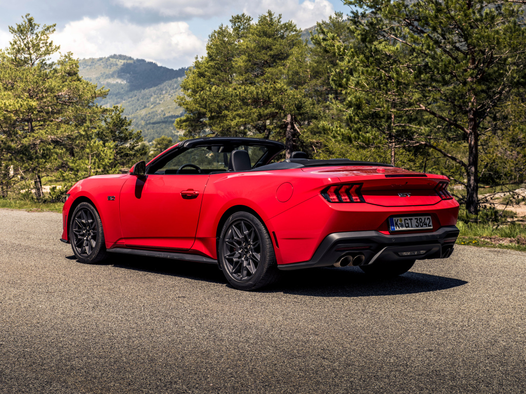 Вид сзади на автомобиль Ford Mustang GT Convertible 2024 года
