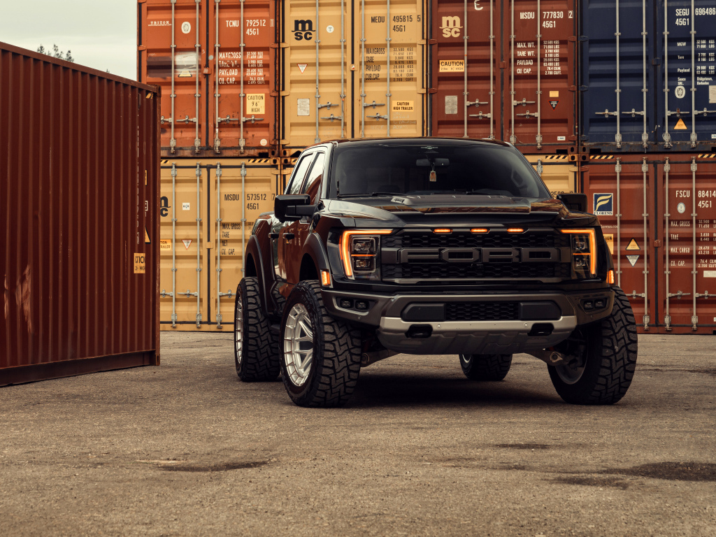 Большой черный Ford F-150 Raptor