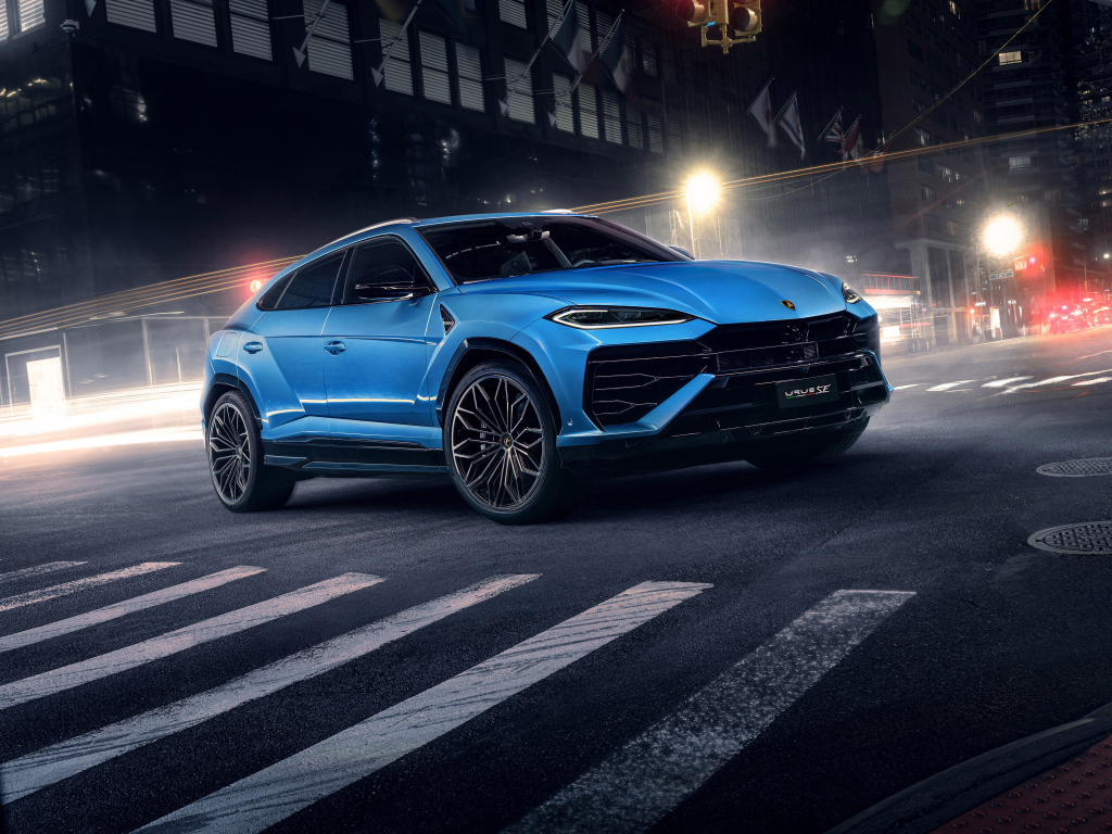 Автомобиль Lamborghini Urus SE 2024 года на улице ночью