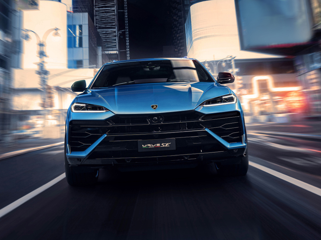 Вид спереди на синий внедорожник Lamborghini Urus SE