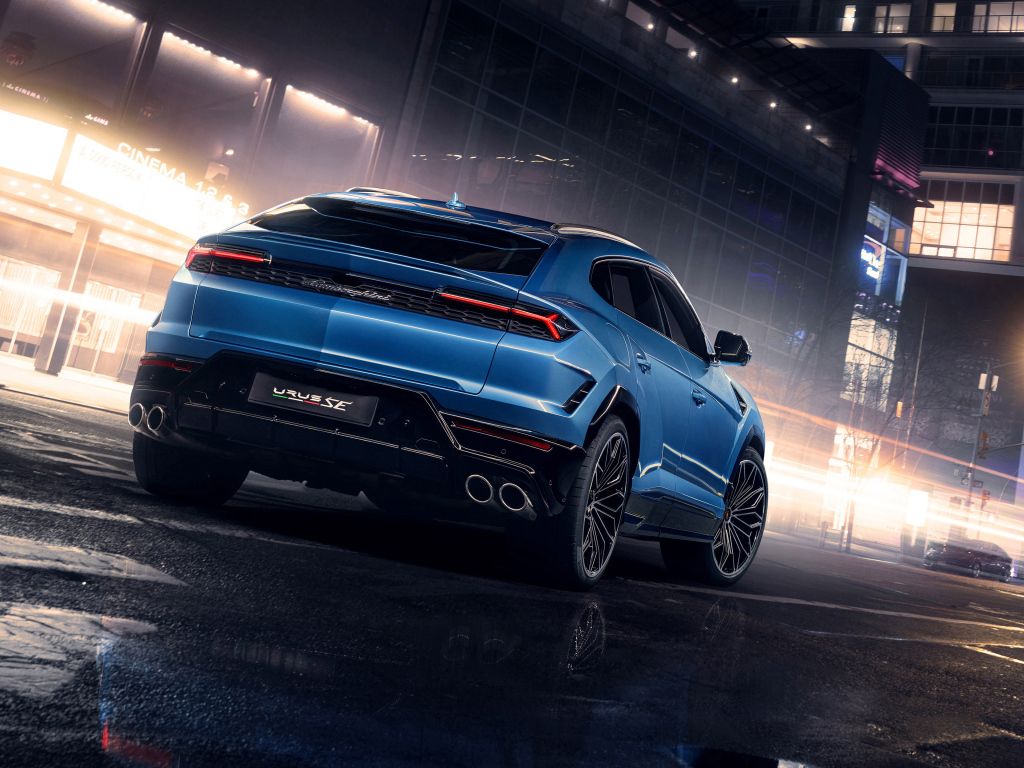 Вид сзади на синий внедорожник Lamborghini Urus SE