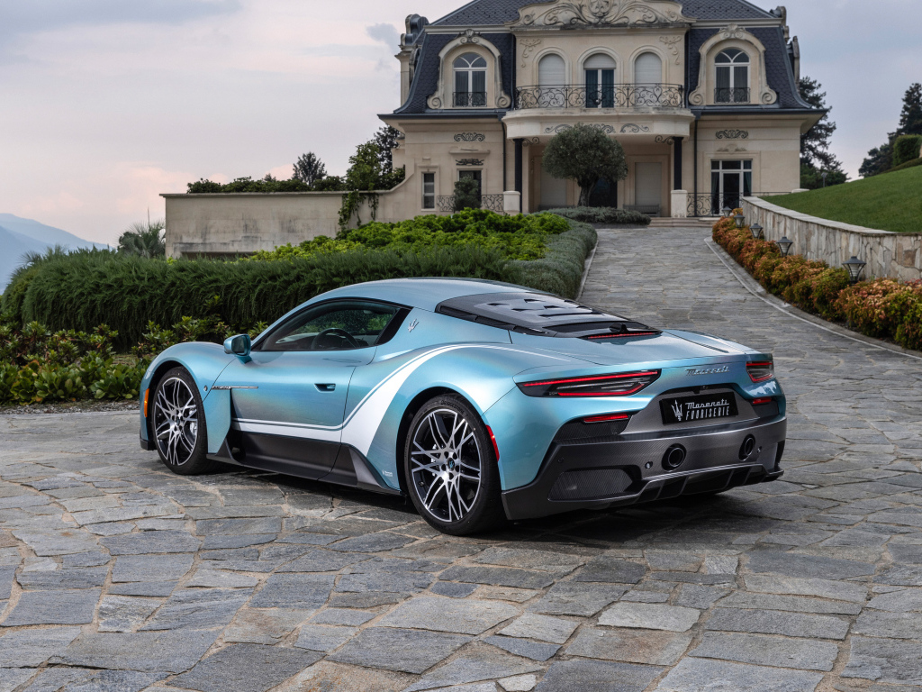 Вид сзади на автомобиль Maserati MC20 Iris 2024 года