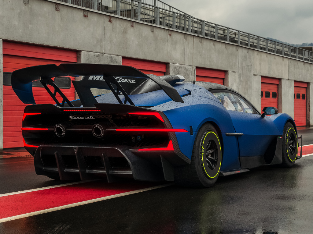 Вид сзади на автомобиль Maserati MCXtrema