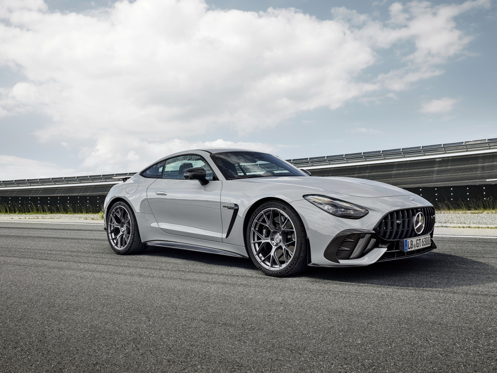 Серый автомобиль Mercedes-AMG GT 63 PRO 4MATIC+ 2024 года