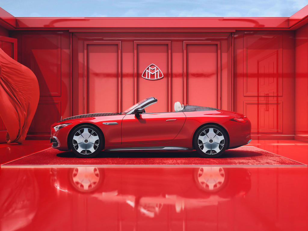 Вид сбоку на красный автомобиль Mercedes-Maybach SL 680 Monogram Series 2024 года