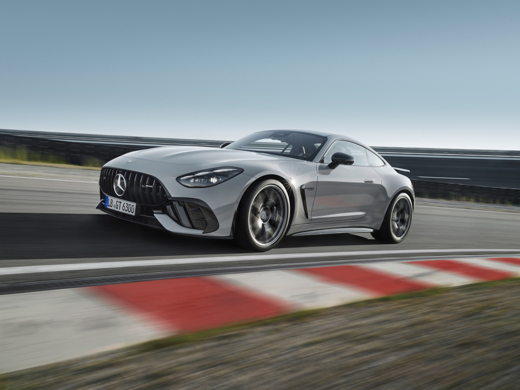 Серебристый автомобиль Mercedes-AMG GT 63 PRO 4MATIC+ 2024 года