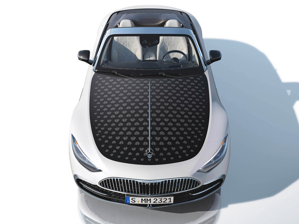 Вид сверху на автомобиль Mercedes-Maybach SL 680 Monogram Series 2024 года