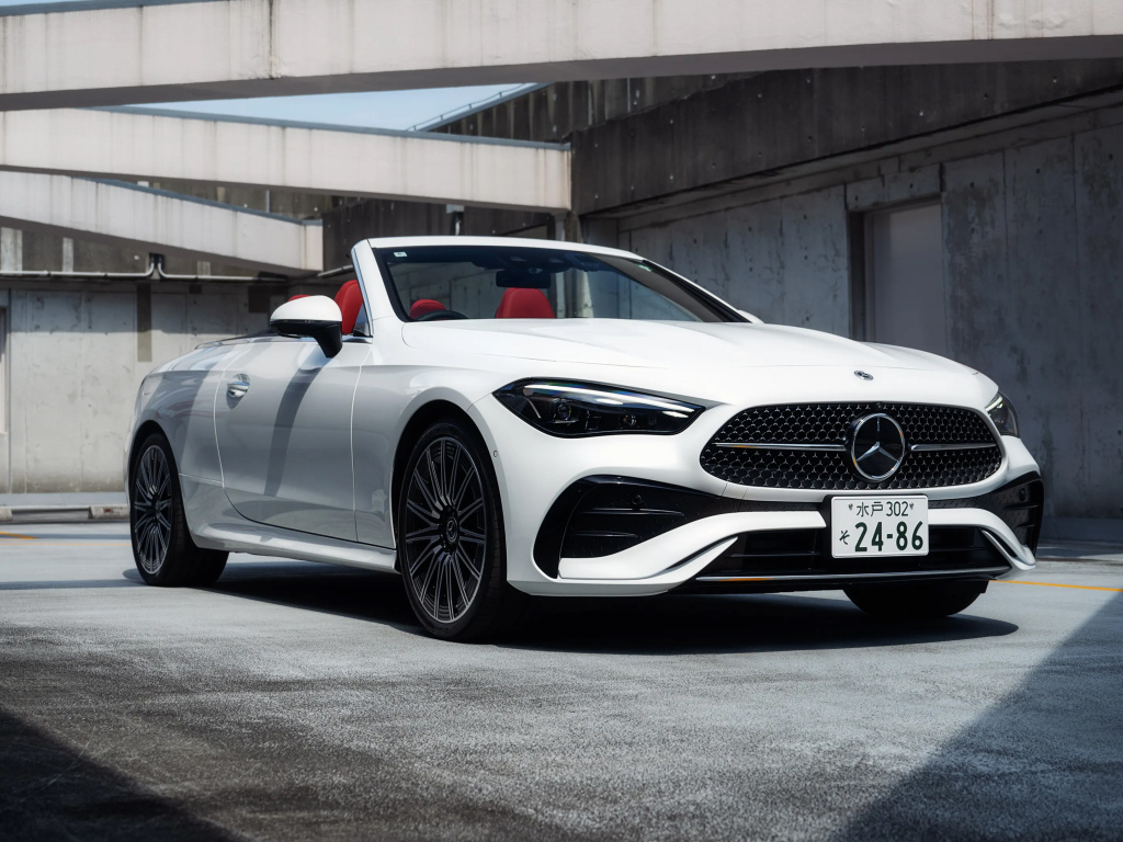 Белый кабриолет Mercedes-Benz CLE 200 AMG Line Cabrio 2024 года