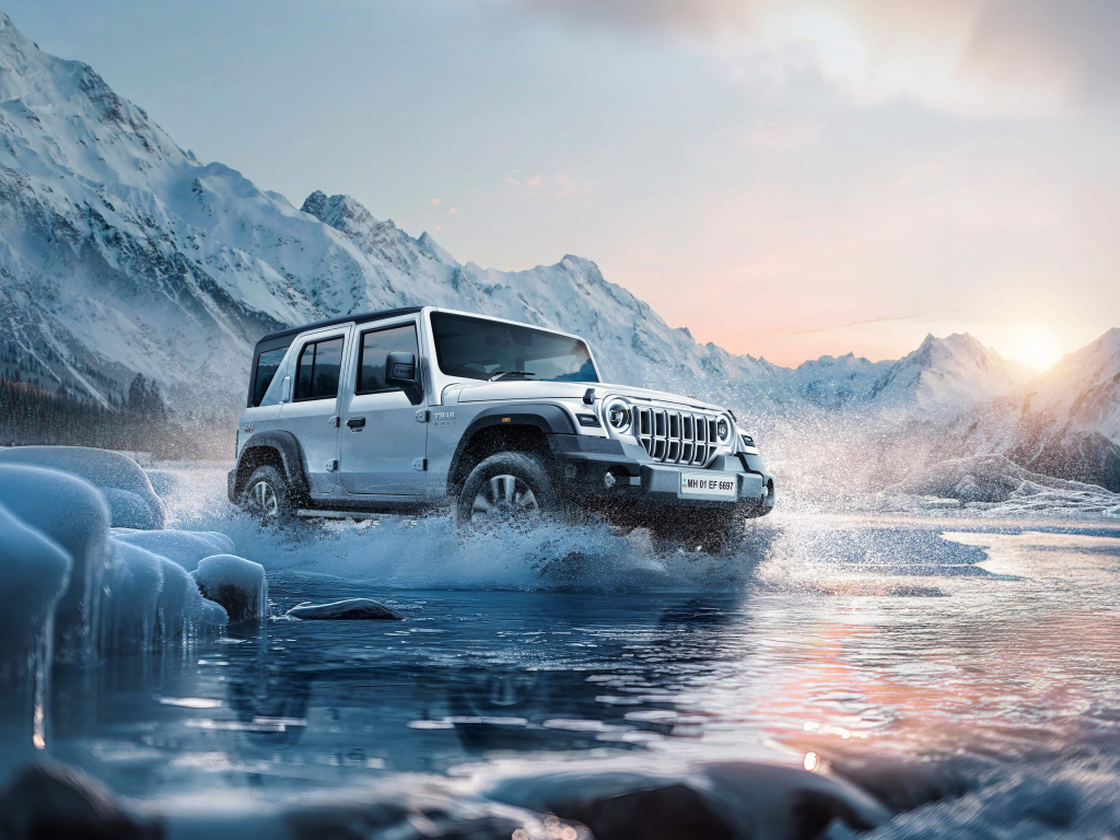 Внедорожник Mahindra Thar Roxx 2024 года едет по ледяной реке