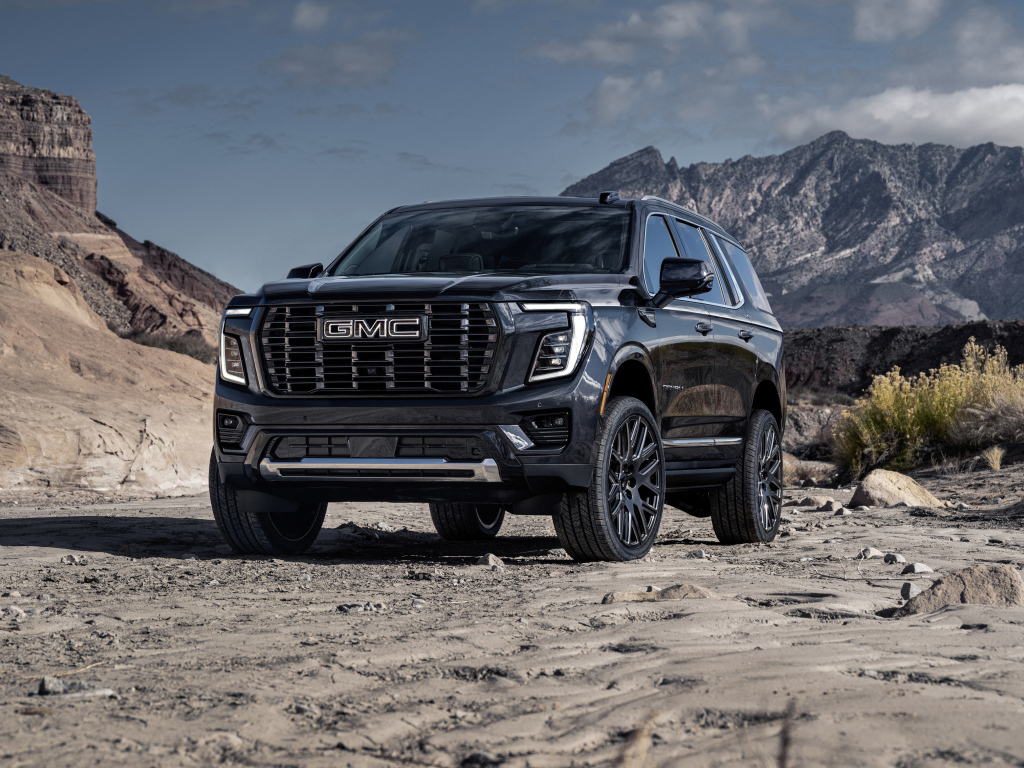 Большой внедорожник GMC Yukon Denali Ultimate 2025 года в горах