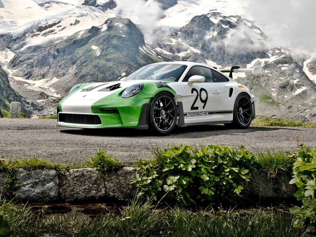 Гоночный автомобиль Porsche 911 GT3 RS на фоне гор