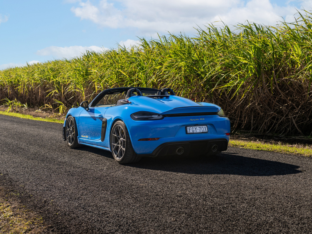 Вид сзади на автомобиль Porsche 718 Spyder RS Weissach Package 2024 года