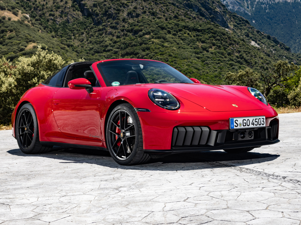 Красный кабриолет Porsche 911 Targa 4 GTS 2024 года