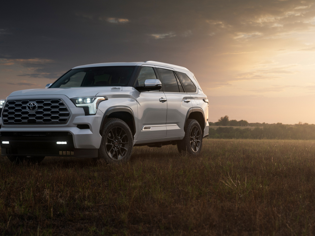 Автомобиль Toyota Sequoia 1794 Edition 2025 года в поле