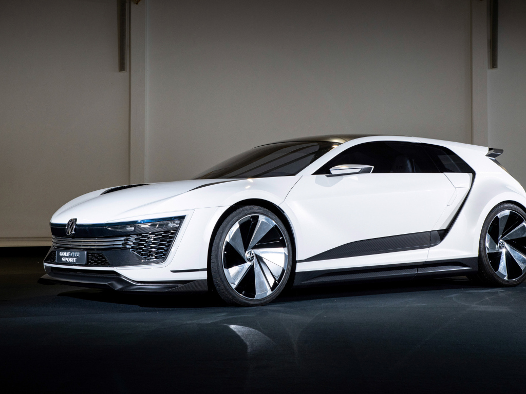 Белый Volkswagen Golf GTE