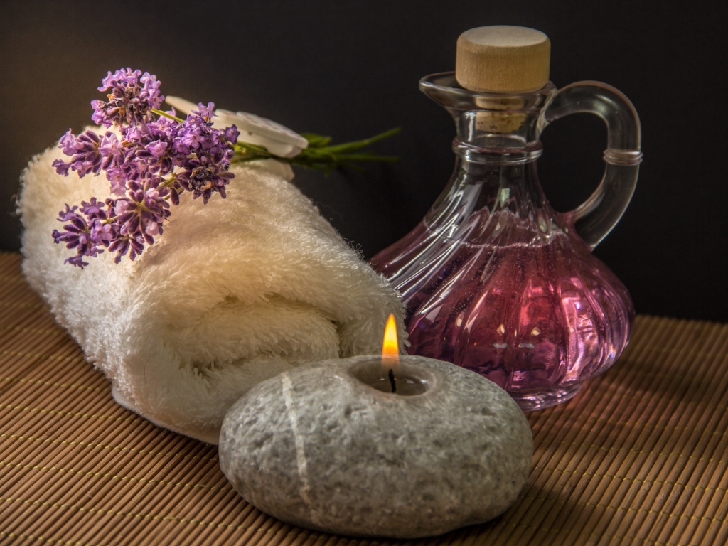 Ароматное масло со свечой, полотенцем и веточкой лаванды