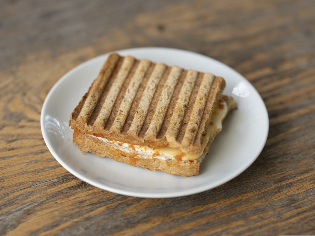 Сэндвич с сыром на деревянном столе