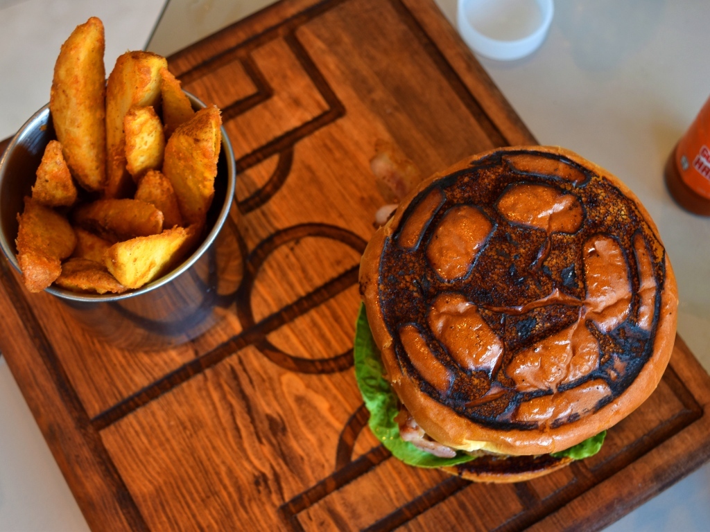 Бургер с картофелем фри для футболиста