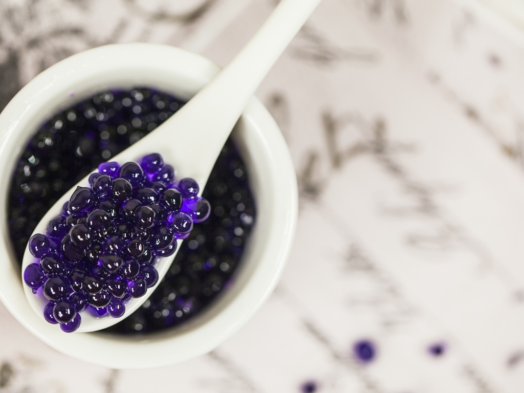 Лавандовая икра на ложке