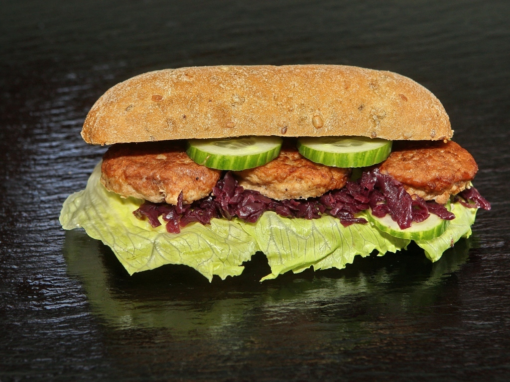 Бутерброд с котлетами и огурцами