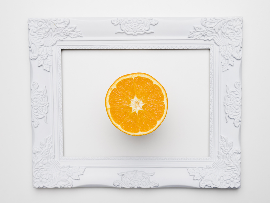 Белая рамка для фото с половиной апельсина