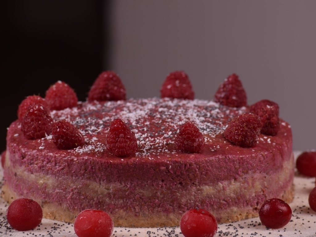 Ягодный торт с малиной на столе