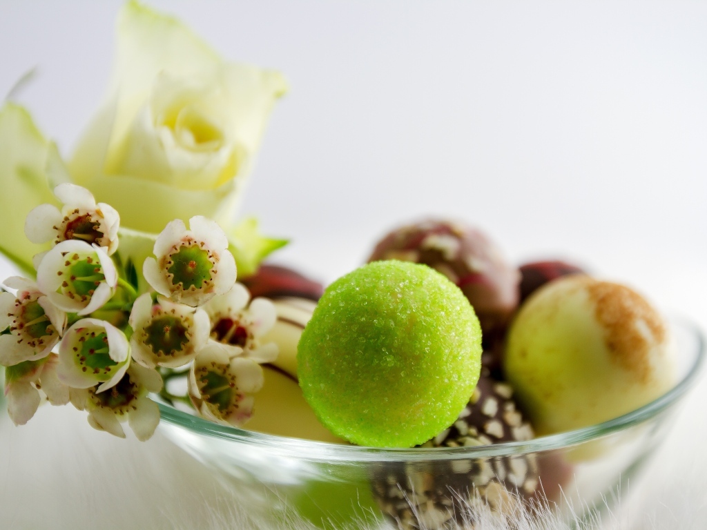 Конфеты с цветами в стеклянной тарелке