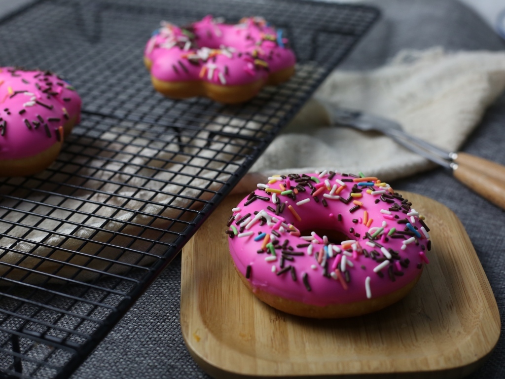 Пончики с розовой глазурью и посыпкой