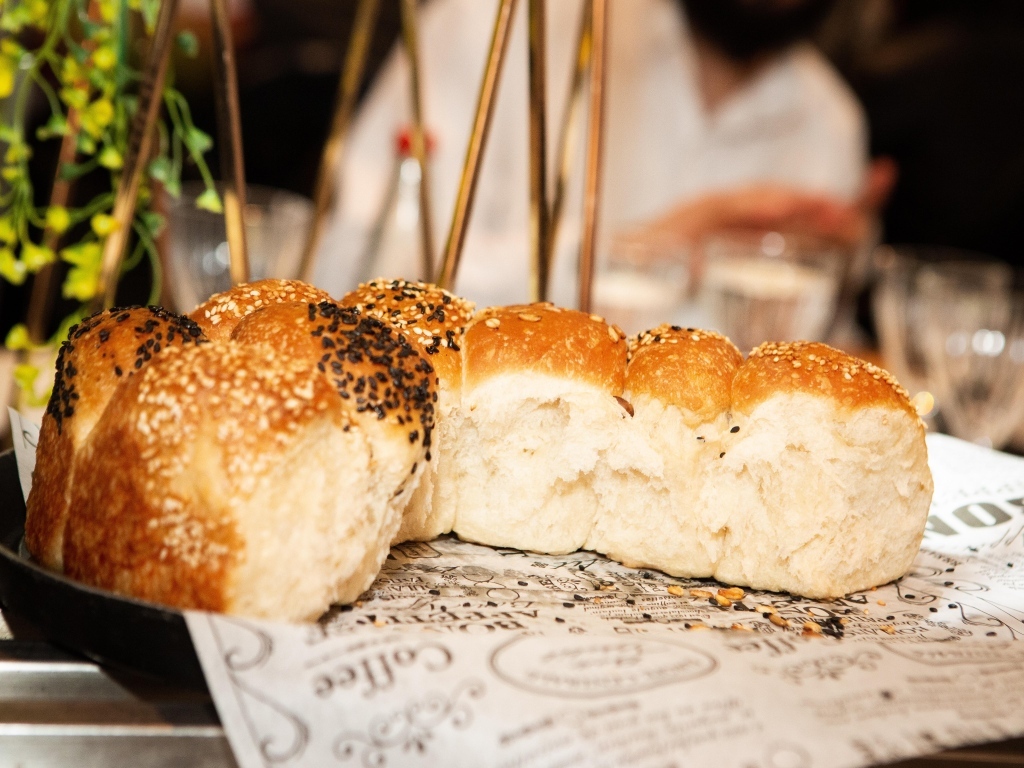 Ароматные булочки в кунжутом на столе в кафе