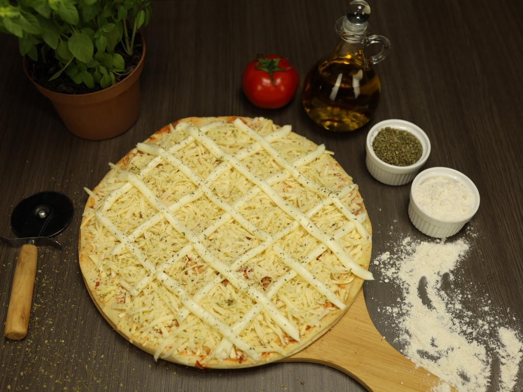 Пицца с сыром на столе со специями