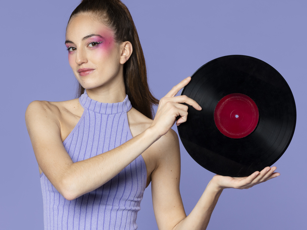 Красивая девушка с пластинкой в руках