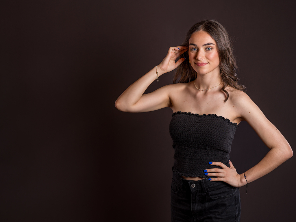 Милая шатенка в черном наряде