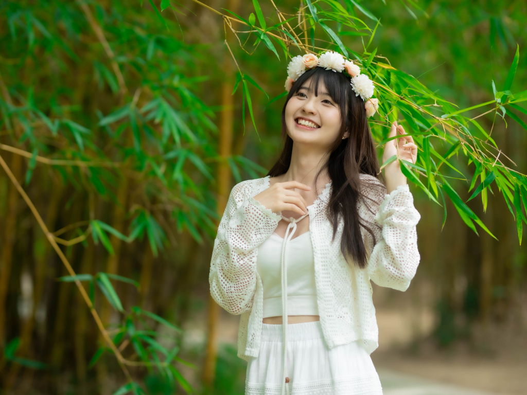 Улыбающаяся азиатка с венком на голове