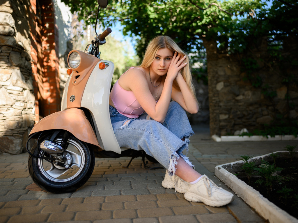 Молодая блондинка с мотоциклом 