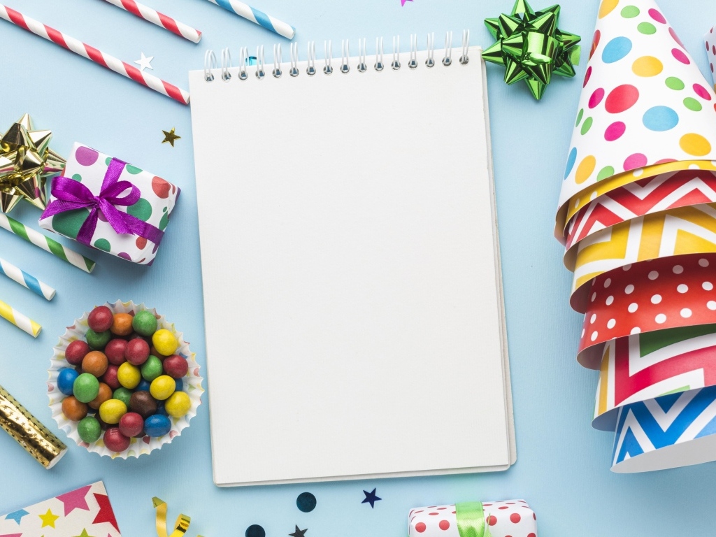 Подарки и декор для день рождения с блокнотом на голубом фоне