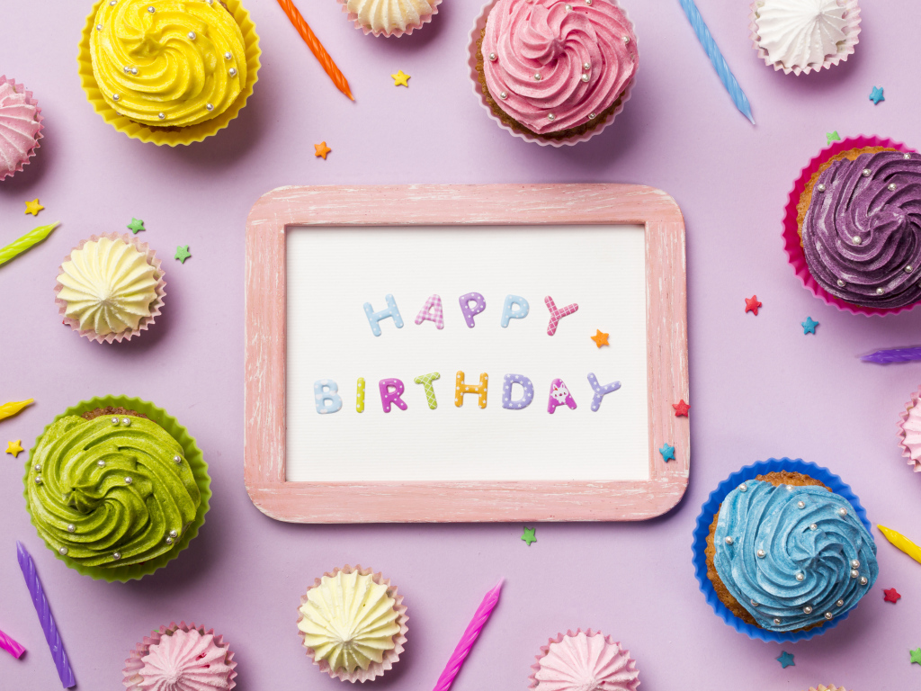 Открытка с днем рождения с кексами и свечами на розовом фоне