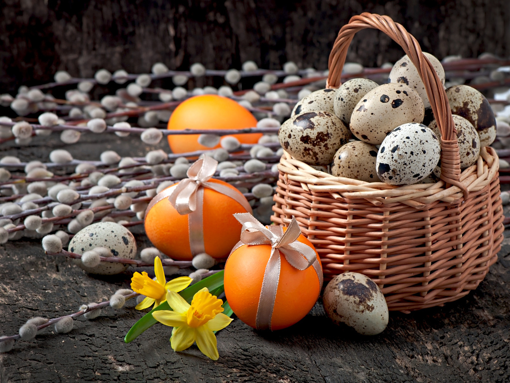 Корзина с перепелиными и куриными яйцами с ветками вербы на Пасху