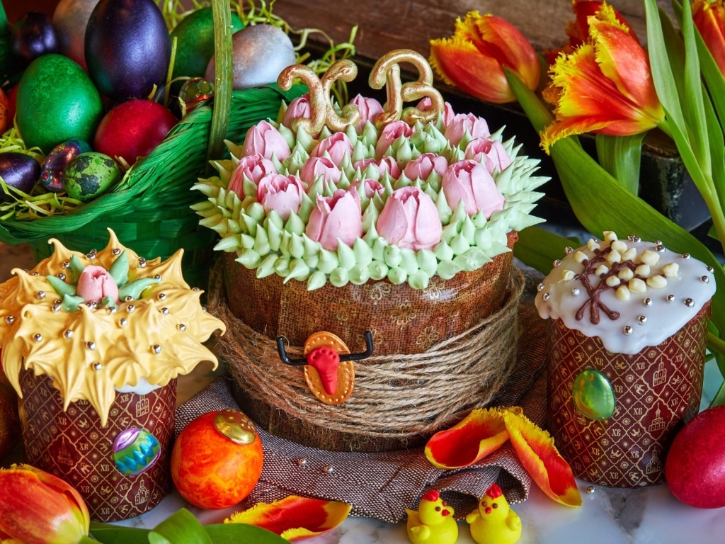 Красивые пасхальные куличи с яйцами и цветами тюльпанов