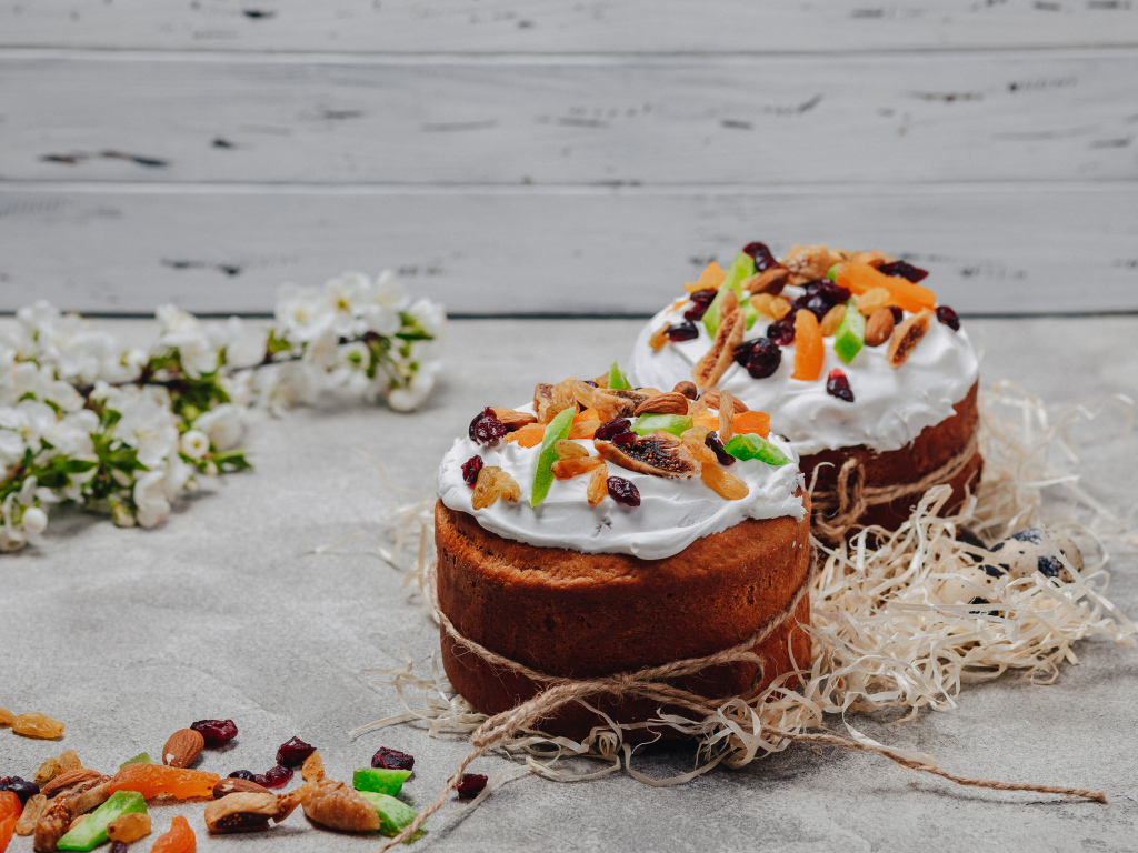 Два пасхальных кулича украшены цукатами